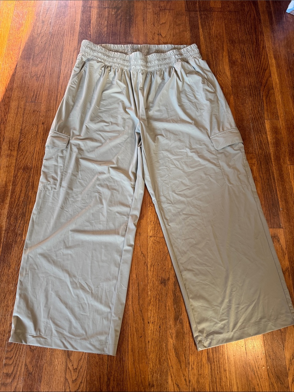 Old Navy Women's Wide-Leg Cargo Joggers in Light Gray